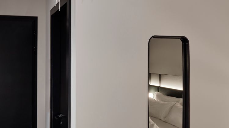 Chic and Basic Gravity Lobby