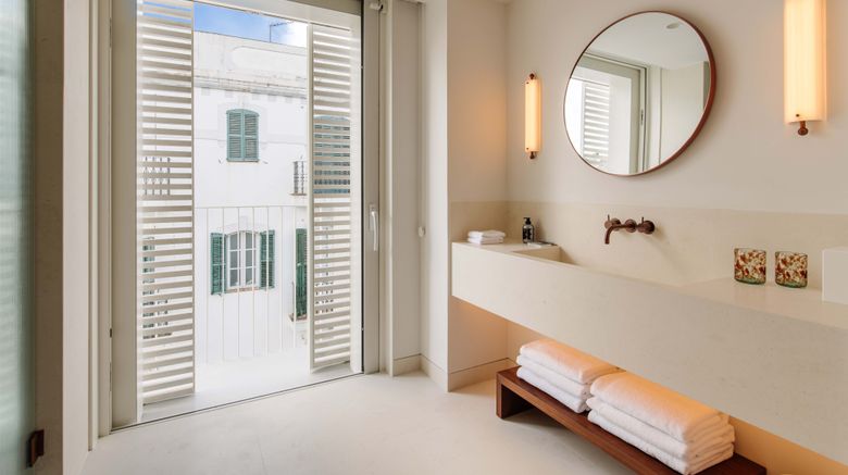 <b>The Standard, Ibiza Room</b>. Images powered by <a href="https://www.leonardoworldwide.com/" title="Leonardo Worldwide" target="_blank">Leonardo</a>.