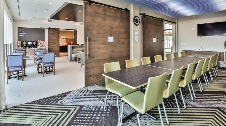 Holiday Inn Express & Suites MetroCenter Meeting