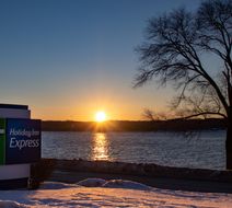 Holiday Inn Express Le Claire Riverfront Exterior