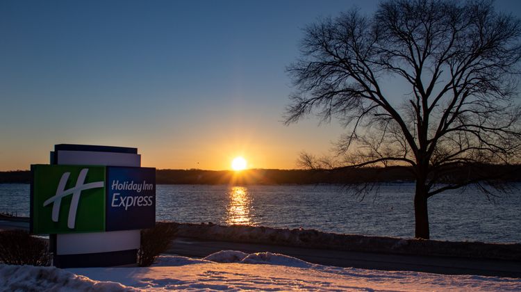 Holiday Inn Express Le Claire Riverfront Exterior