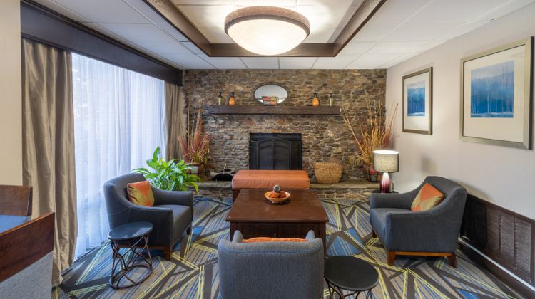 Holiday Inn Express Forsyth Lobby