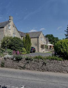 Pettifers Freehouse Hotel