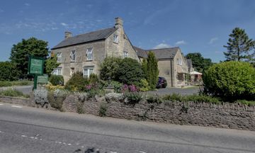 Pettifers Freehouse Hotel