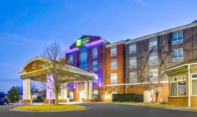 Holiday Inn Express & Suites Kansas City Exterior