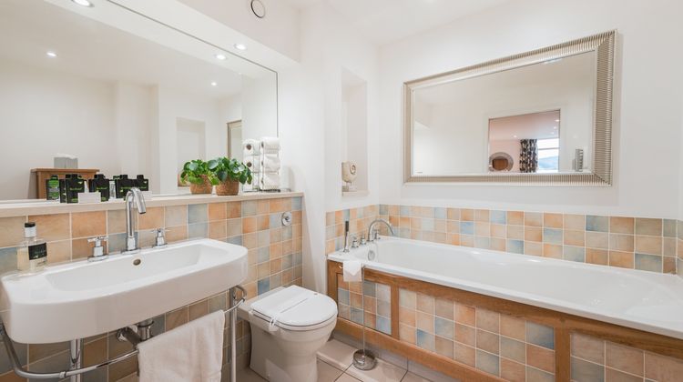 Highland Apartments by Mansley Room