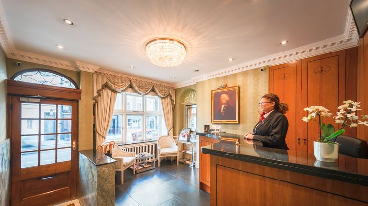 44 Curzon Street Apartments by Mansley Lobby