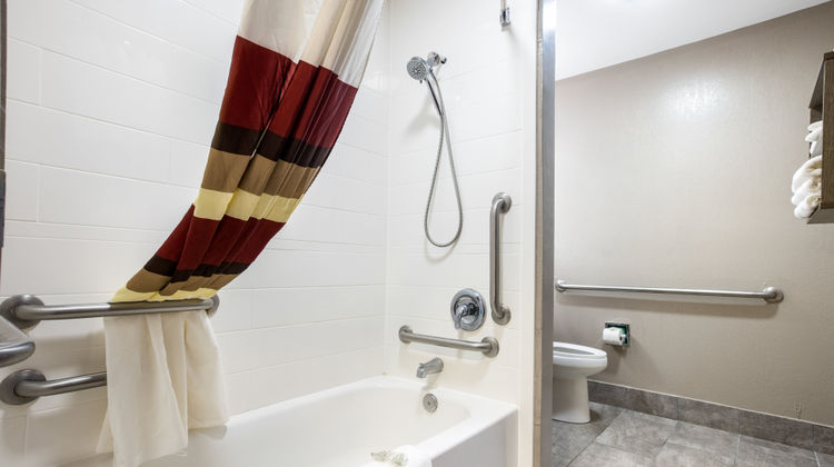 Red Roof PLUS+ & Suites Savannah I-95 Room