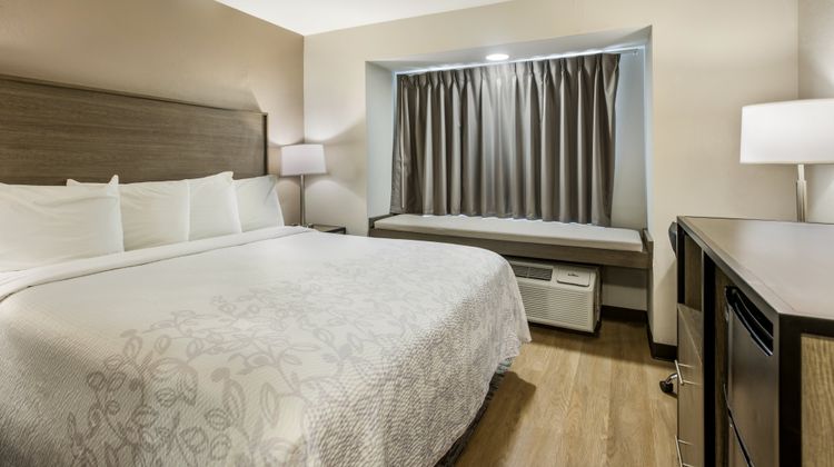 Red Roof PLUS+ & Suites Savannah I-95 Room