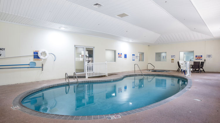 Red Roof PLUS+ & Suites Savannah I-95 Pool