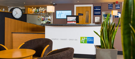 Holiday Inn Express Gloucester South Exterior