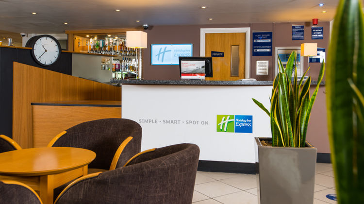 Holiday Inn Express Gloucester South Exterior