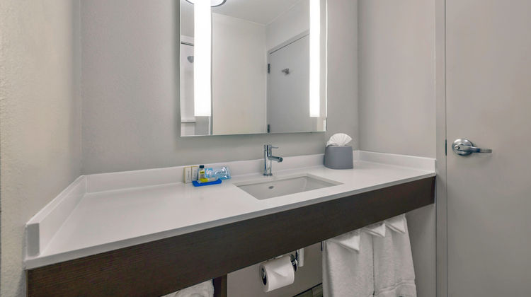 Holiday Inn Express & Suites Kansas City Room