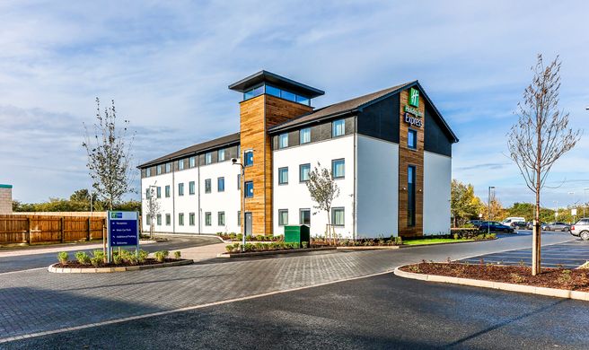 Holiday Inn Express Cambridge Exterior