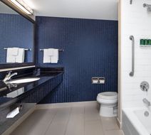 Fairfield Inn/Suites Toronto Mississauga Room