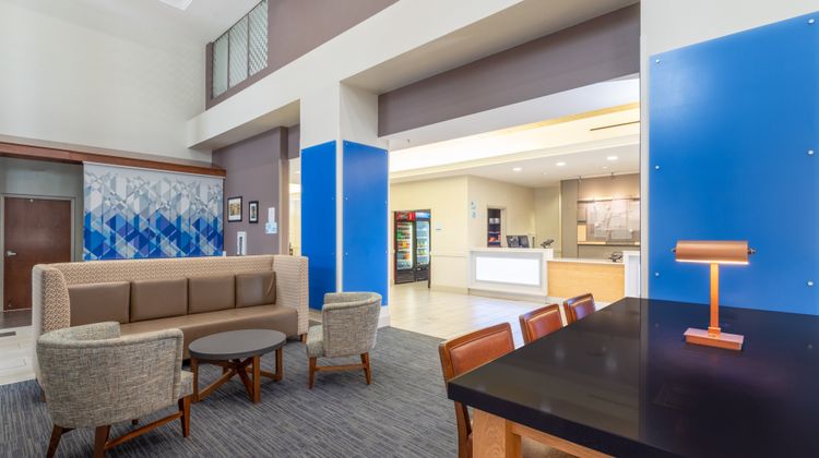 Holiday Inn Express Crystal River Lobby