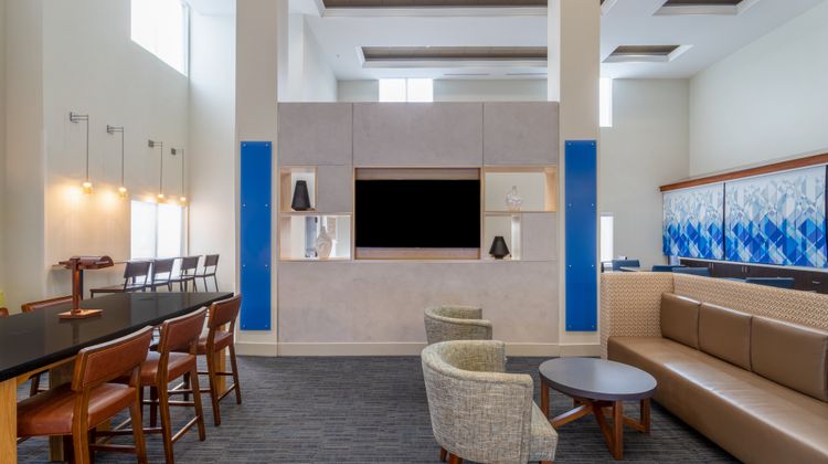 Holiday Inn Express Crystal River Lobby