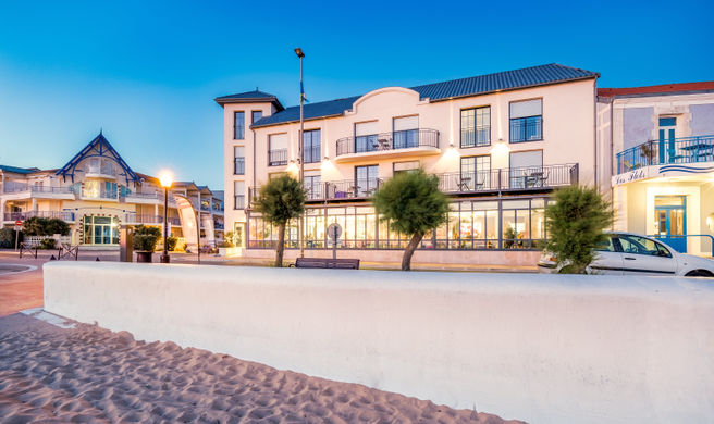 Les Flots Hotel Exterior
