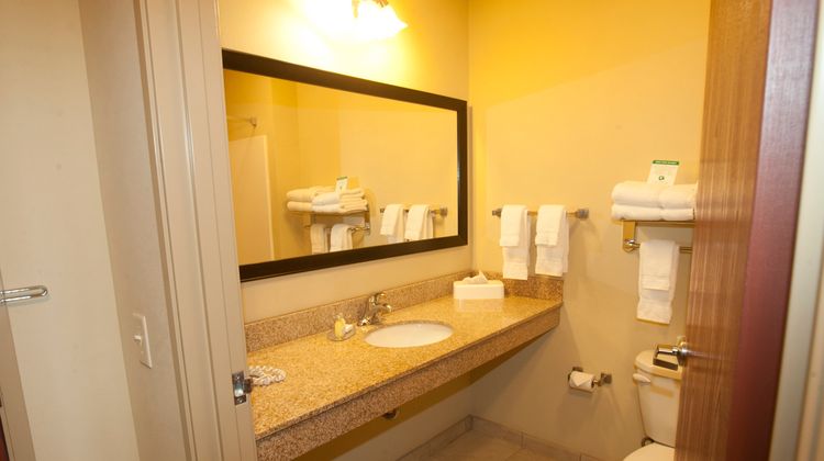 Cobblestone Inn & Suites Room