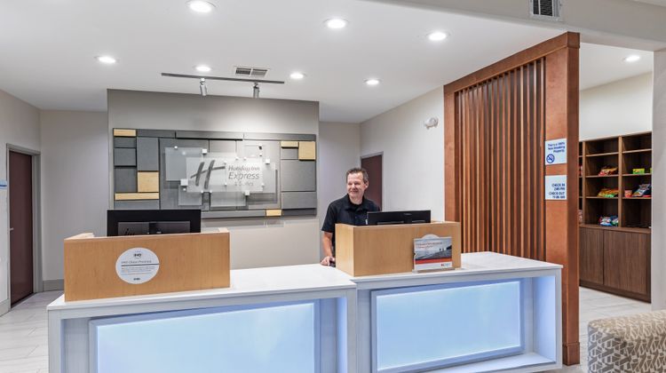 Holiday Inn Express/Stes Vidor South Lobby