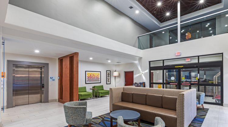 Holiday Inn Express/Stes Vidor South Lobby