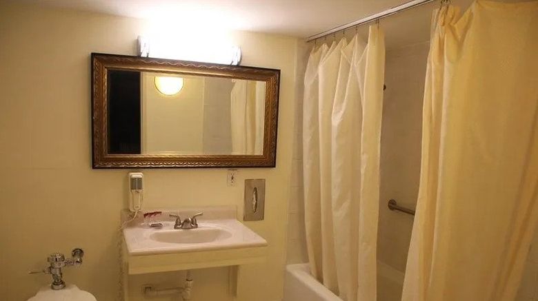 <b>Bedford Plaza Hotel Room</b>. Images powered by <a href="https://www.leonardoworldwide.com/" title="Leonardo Worldwide" target="_blank">Leonardo</a>.