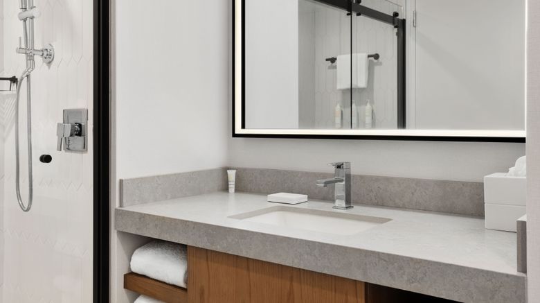 <b>Marina del Rey Marriott Room</b>. Images powered by <a href="https://www.leonardoworldwide.com/" title="Leonardo Worldwide" target="_blank">Leonardo</a>.