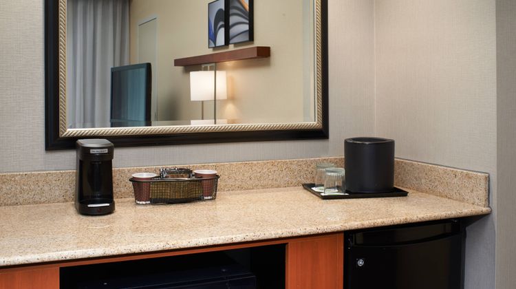 Courtyard Lexington North Suite