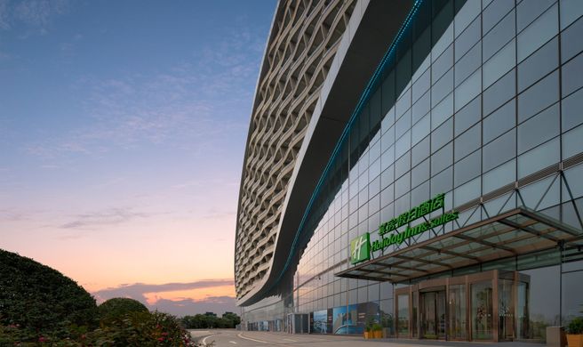Holiday Inn & Suites International Expo Exterior