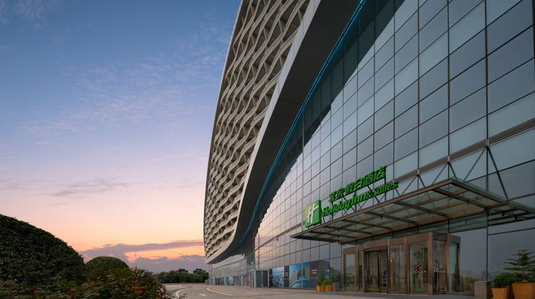Holiday Inn & Suites International Expo Exterior