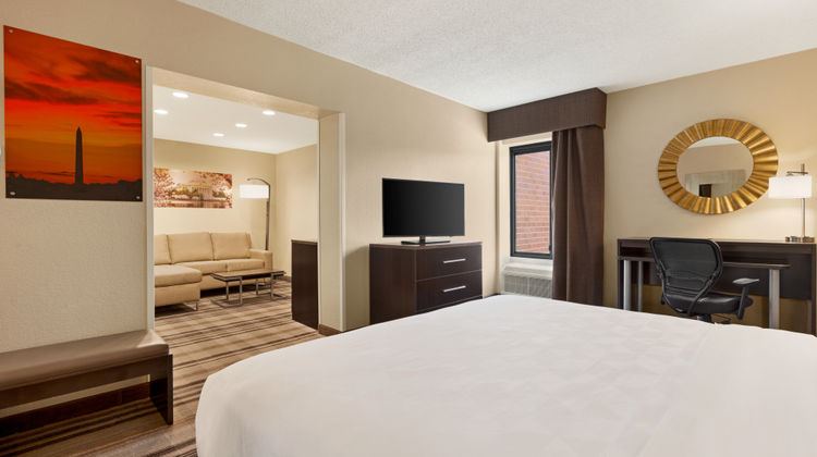 Holiday Inn Washington Dulles Airport Suite