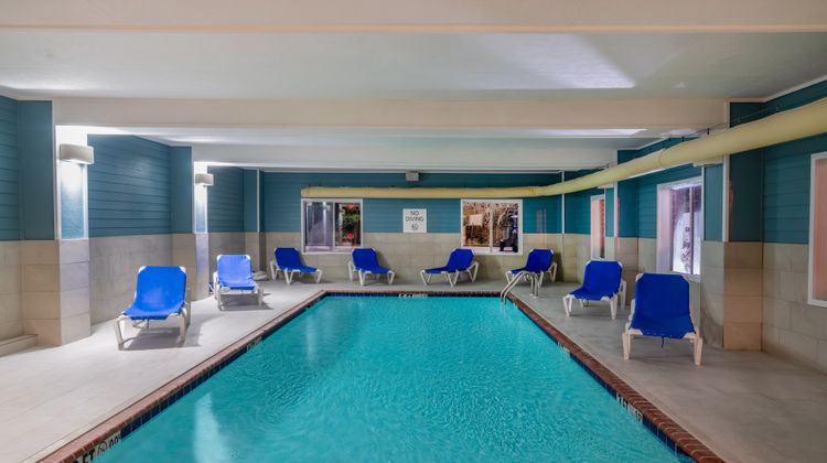 Holiday Inn Express & Suites Magee Pool