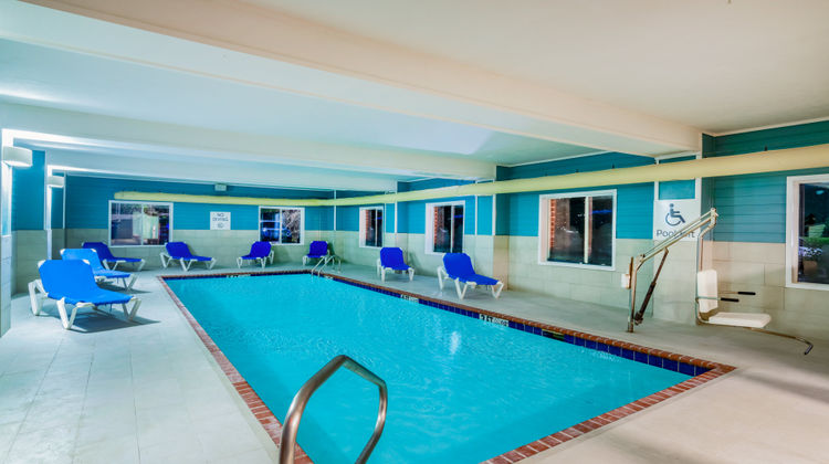 Holiday Inn Express & Suites Magee Pool
