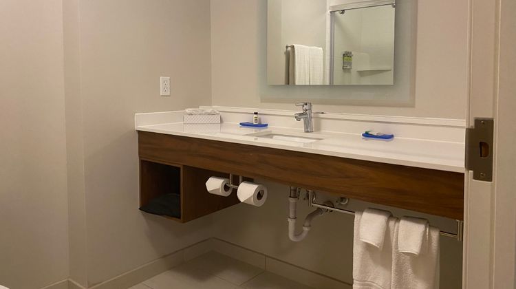 Holiday Inn Express Hotel & Suites Room