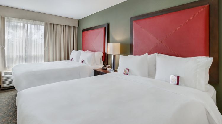 Crowne Plaza Houston Galleria Area Suite