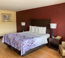 Red Roof Inn & Suites Cleveland, TN Room