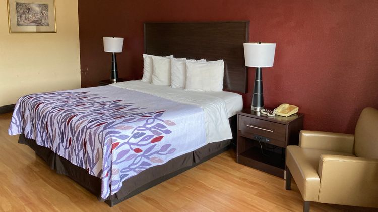 Red Roof Inn & Suites Cleveland, TN Room