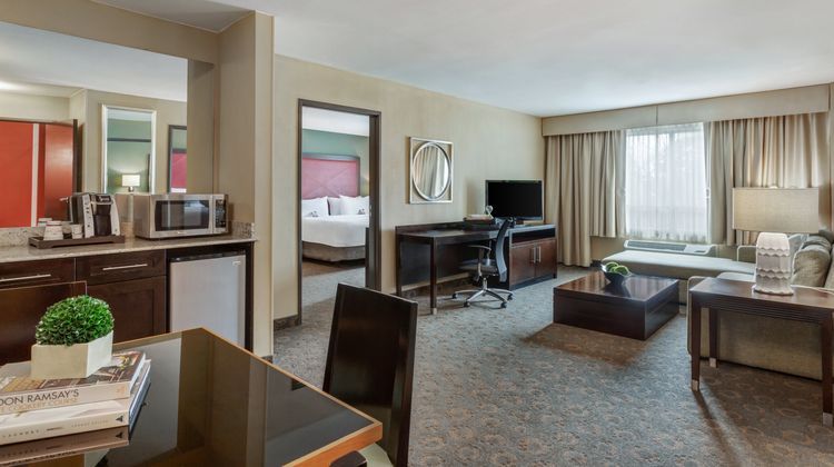 Crowne Plaza Houston Galleria Area Suite