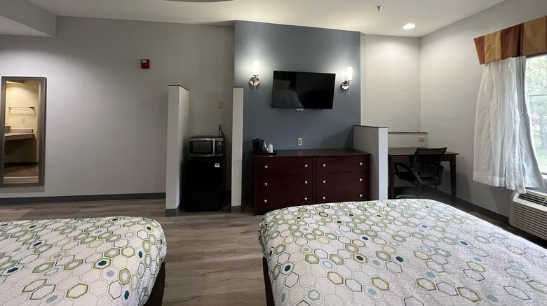 <b>Hometowne Studios & Suites Washington Room</b>. Images powered by <a href="https://www.leonardoworldwide.com/" title="Leonardo Worldwide" target="_blank">Leonardo</a>.