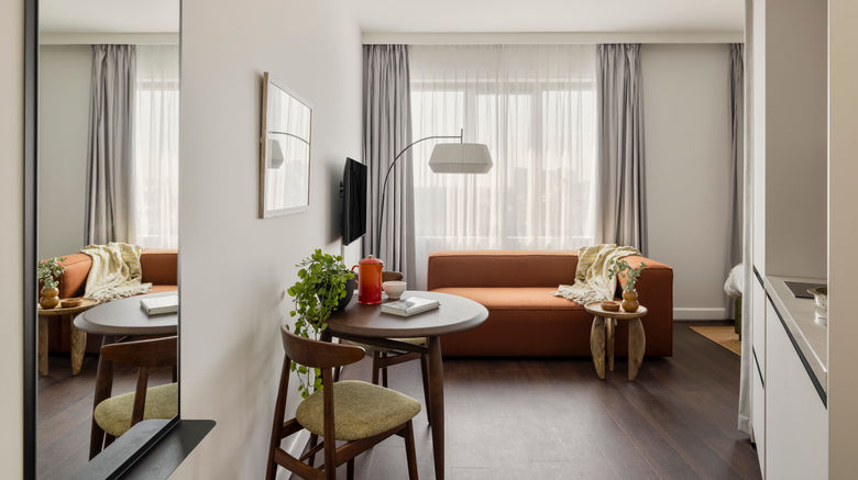<b>Cove Centrum Room</b>. Images powered by <a href="https://www.leonardoworldwide.com/" title="Leonardo Worldwide" target="_blank">Leonardo</a>.