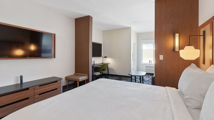 Fairfield Inn & Suites Pacifica Room