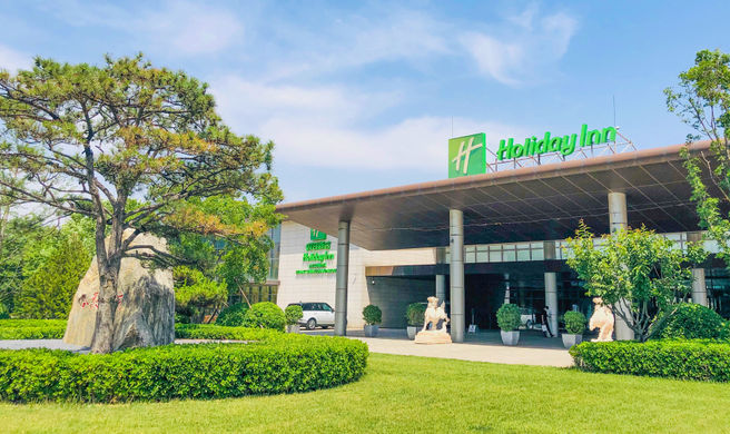 Holiday Inn Beijing Shijingshan Parkview Exterior