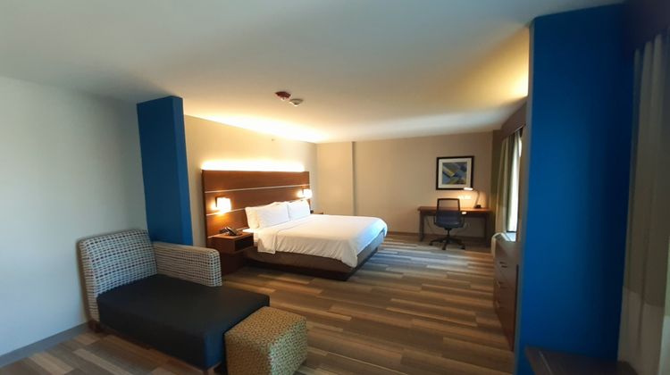 Holiday Inn Express Hotel & Suites Suite