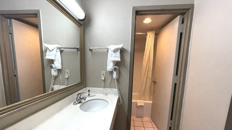 Red Carpet Inn Room