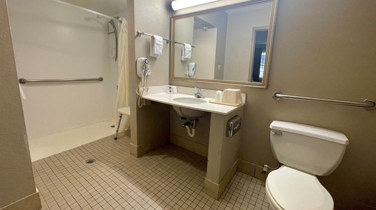 Red Carpet Inn Room