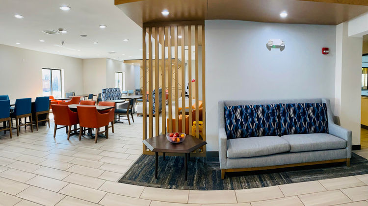 Holiday Inn Express Hotel & Suites Lobby