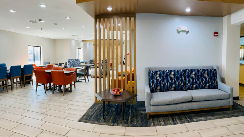 <b>Holiday Inn Express Hotel & Suites Lobby</b>. Images powered by <a href="https://www.leonardoworldwide.com/" title="Leonardo Worldwide" target="_blank">Leonardo</a>.