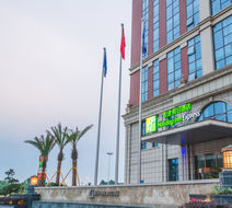Holiday Inn Express Pengzhou Downtown Exterior