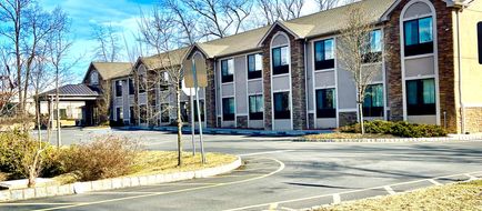 Red Carpet Inn/Suites Monmouth Junction Exterior