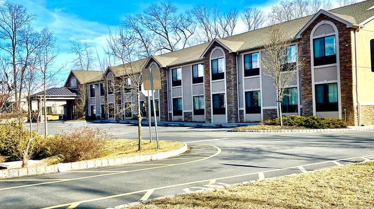Red Carpet Inn/Suites Monmouth Junction Exterior